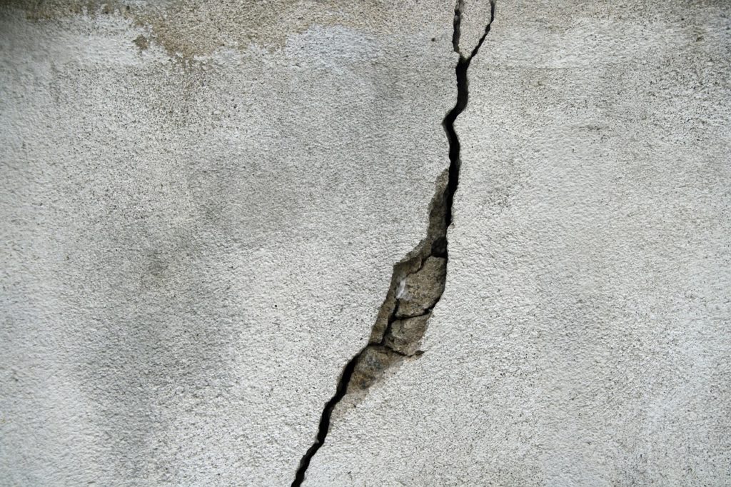 Jak pielęgnować beton – jak naprawić pęknięty beton, pęknięcia w betonie
